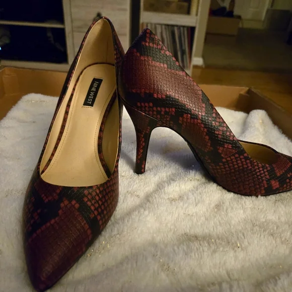 **3/$50** Nine West Burgundy Snakeskin Print Heels Size 9 - Picture 1 of 3